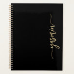 Agenda Firma personalizada y elegante Oro negro<br><div class="desc">Personalice este diseño moderno y elegante con su nombre en un guión de escritura a mano de color dorado vertical sobre un fondo negro. (Para mantener los cambios al principio y al final del nombre,  reemplace sólo las letras,  dejando los símbolos en su lugar).</div>