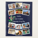 Agenda Flor de color de agua Bud Blue Pink 12 Collage de<br><div class="desc">Personalice su planificador con sus fotos, nombre y texto personalizado. Este diseño de plantilla está listo para que agregue 12 de sus fotos favoritas a la portada. Las dos fotos intermedias también aparecerán automáticamente en un tamaño mayor en la parte posterior. El diseño es de color azul oscuro y está...</div>