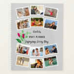 Agenda Flor de color de agua Bud Gray Pink 12 Collage de<br><div class="desc">Personalice su planificador con sus fotos, nombre y texto personalizado. Este diseño de plantilla está listo para que agregue 12 de sus fotos favoritas a la portada. Las dos fotos intermedias también aparecerán automáticamente en un tamaño mayor en la parte posterior. La decoración es de un fondo gris pálido y...</div>