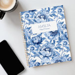 Agenda Flor De Flor Azul Chinoiserie Nombre Moderno Sin F<br><div class="desc">Este Floral Azul Chinoiserie Flor Nombre moderno Planner sin fecha presenta un delicado patrón de porcelana azul y blanca de granja que exhibe flores grandes y detalladas. Este diseño floral captura la esencia de la pintura tradicional con precisión moderna. Este planificador hace un gran regalo para las damas de honor,...</div>