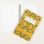 Agenda Flor folclórica escandinava en amarillo personaliz<br><div class="desc">Dibujo de flores folclóricas de estilo escandinavo moderno en amarillo,  rosa y gris,  personalizado con tu nombre.</div>