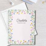 Agenda Flor silvestre personalizada<br><div class="desc">Este planificador rosa bonito está decorado con delicadas flores silvestres dibujadas a mano en tonos pastel. Personalizable fácil con tu nombre, año. Utilice la Herramienta de diseño para cambiar el tamaño, estilo o color del texto o eliminar la sección de comillas. No encontrarás esta imagen exacta de otros diseñadores a...</div>