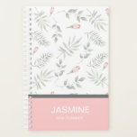Agenda Floral acuática de color rosa de tapo 2019 persona<br><div class="desc">Este diseño presenta un follaje acuático y brotes florales con un nombre personalizado y un año en blanco sobre un fondo rosado. Personalice editando el texto en los cuadros de texto o eliminándolo sin texto. Ver nuestras otras ideas de regalo en nuestra tienda.</div>