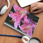 Agenda Floral de lirio rosado adorable<br><div class="desc">Este planificador mensual/semanal de calendario mantiene todas sus actividades y horarios venideros organizados en un lugar práctico y presenta la foto de hermosas flores de lirio oriental rosa en ambos lados. ¡Un bonito diseño floral! Seleccione el color del cable del planificador.</div>