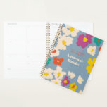 Agenda Floral moderna de color azul turbio<br><div class="desc">Este planificador del día azul de flor de maíz presenta una dispersión de flores abstractas en colores cálidos y brillantes como amarillo,  verde azulado,  naranja,  fucsia y marfil. El texto de portada fácil de personalizar le permite personalizar el título de su planificador y convertirlo en un regalo de calidad.</div>