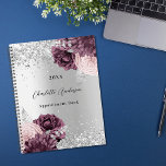 Agenda Flores burdeos de plata elegante glamuroso 2023<br><div class="desc">Un fondo falso plateado decorado con flores borgoñas y rosas,  flores y purpurinas falsos de plata,  chispas. Personalización y un año,  nombre y título/texto</div>