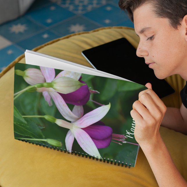 Agenda Flores de fucsia moradas con flor de sedos blancos (In Situ)