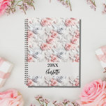 Agenda Flores guión de nombre de patrón blanco rosado 202<br><div class="desc">Patrón floral rosa y blanco. Personaliza y agrega un año (cualquier año) y tu nombre. El nombre está escrito con un guión moderno de estilo con letras a mano</div>