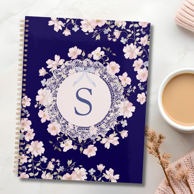Agenda Flores rosadas monogramadas y encaje floral (In situ)