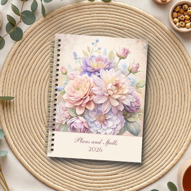 Agenda Flores silvestres de pastel de época (Vintage Elegant Pastel Wildflowers Planner on a boho table with botanicals and a cup of tea.)