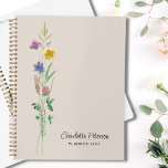 Agenda Flores silvestres personalizadas<br><div class="desc">Este planificador floral cuenta con delicadas acuarelas y flores silvestres sobre un suave fondo beige. Personalizable fácil con tu nombre y año. Utilice la Herramienta de diseño para cambiar el tamaño, estilo o color del texto. Girona y femenina, este diseño es perfecto para el hogar, los negocios, la escuela y...</div>