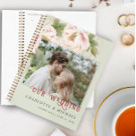 Agenda Foto Boda personalizada Rubor y Sage Floral<br><div class="desc">Foto Boda personalizada Rubor Pink Peony Floral Planner presenta una foto de personalizable rodeada de flores de color de agua rosado y de línea dorada, con tipografía de escritura con letras a mano moderna sobre el sutil fondo verde sabio. (H) Vea la colección en esta página para encontrar productos coincidentes....</div>