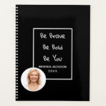Agenda Foto de cita motivacional Black 2026<br><div class="desc">Un elegante fondo negro. Un marco blanco y la cita motivacional,  texto: Sé valiente,  sé audaz,  sé tú. Personaliza y agrega tu nombre,  año y una foto,  letras blancas. Añade tu propia foto.</div>