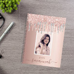 Agenda Foto de goteo de plata rosada en oro Rosa<br><div class="desc">Un fondo dorado rosa con elegantes goteos de oro rosa, rosado y falso plateado, pinturas que gotean. Personaliza y agrega tu propia foto, nombre y un año. El nombre está escrito en oro rosa oscuro con un gran guión de estilo moderno con letras a mano con toques. Para que los...</div>