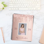 Agenda Foto de goteo de Rosa purpurina de oro 2024<br><div class="desc">Un fondo falso de aspecto metálico de oro rosa con elegantes goteos en purpurina de oro rosa falso, pinturas de goteo. Plantillas para su propia foto, año y título. El título está escrito en oro rosa oscuro con un gran guión de estilo moderno con letras a mano. Perfecto para la...</div>