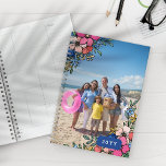 Agenda Foto de la familia de flores azules de Rubor rosa<br><div class="desc">Planner floral de bonito personalizado con tu foto y el año con flores de bonito en rosa,  rubor,  coral,  azul y amarillo.</div>