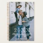 Agenda Foto de nombre de medio año de onda de superposici<br><div class="desc">Elegante planificador personalizado impreso con tu foto en la portada. Escriba el año anterior una corona de hojas y bayas dibujada a mano. Agregue su nombre en una fuente blanca debajo. La parte posterior está decorada con rayas blancas y negras de moda.</div>