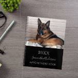 Agenda Foto de perro personalizado blanco negro<br><div class="desc">Un fondo negro de moda. Personaliza y agrega tu año,  nombre y texto. El nombre está escrito en blanco con un gran guión de estilo moderno y con letras a mano.</div>