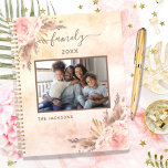 Agenda Foto familiar pampas hierba rosa de oro floral 202<br><div class="desc">Personaliza y agrega tu propia foto familiar. Un fondo blanco. Marco marrón decorado con pasto de pampas y flores rosadas. Añade tu apellido y un año.</div>