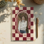 Agenda Foto moderna de arco de patrón retro rojo bajo con<br><div class="desc">Añada un toque de encanto vintage a su vida cotidiana con nuestro Moderno Planificador de Fotos Retro Red Checkered Pattern. Presenta un diseño atrevido y llamativo de cuadros rojos, emparejado con un elegante marco fotográfico en arco. Añada su foto, nombre y un monograma personalizado en la parte posterior para un...</div>