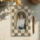 Agenda Foto moderna de arco de patrón retro verde bajo co<br><div class="desc">Añada un toque de encanto vintage a su vida cotidiana con nuestro Moderno Planificador de Fotos de Arco de Patrón Verde Retro. Presenta un diseño de cuadros verdes llamativo y atrevido, emparejado con un marco fotográfico elegante en arco. Añada su foto, nombre y un monograma personalizado en la parte posterior...</div>