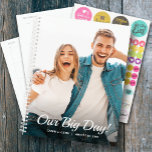 Agenda Foto personal Planner de boda mensual semanal<br><div class="desc">Planificador de bodas con tu foto favorita en el frente - personalizada con tus detalles en letras de moda. El planificador incluye diseños mensuales y semanales,  12 meses,  60 páginas con cubiertas frontales y traseras laminadas.</div>
