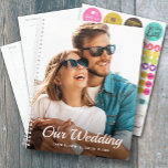 Agenda Foto personal Planner de boda mensual semanal<br><div class="desc">Planificador de bodas con tu foto favorita en el frente - personalizada con tus detalles en letras de moda. El planificador incluye diseños mensuales y semanales,  12 meses,  60 páginas con cubiertas frontales y traseras laminadas.</div>
