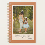 Agenda Foto personalizada de Terracota simple y elegante<br><div class="desc">Planee sus días,  semanas y meses con este sencillo y elegante planificador de terracota desértica con su foto favorita y personalizado con su nombre. Gran idea de regalo.</div>