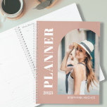 Agenda Foto Personalizado Rubor Pink 2023<br><div class="desc">Este elegante Planner 2023 presenta una tipografía moderna y una plantilla fotográfica sobre un fondo dorado rosa y subió. Personalizable fácil con tu foto,  año y nombre.</div>