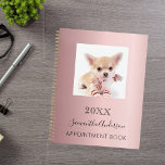 Agenda Foto rosa del personalizado del gato<br><div class="desc">Fondo de degradado rosa. Personalice y añada una foto,  año,  nombre y texto. El nombre está escrito en negro con un gran guión moderno de estilo con letras a mano.</div>