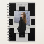 Agenda Foto única geométrica de mujeres negras y grises 2<br><div class="desc">Descubra la tendencia y la personalización en nuestro Monogrammed Personal Planner 2024 con una foto única. Este planificador ofrece un enfoque elegante y personalizado de la organización,  asegurando tanto la tendencia como la funcionalidad en su planificación.</div>