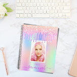 Agenda Fotografía de color rosa morado holográfica<br><div class="desc">Un fondo de color arcoiris morado, rosa con elegantes goteos rosas y violetas, pinturas que gotean. Personaliza y agrega tu propia foto, nombre y un año. El nombre está escrito en gris con un gran guión moderno de estilo con letras a mano con toques. Para que los cambios sólo eliminen...</div>
