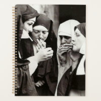 Fotografía de las monjas humeantes de la época