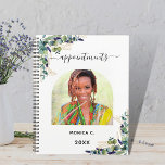 Agenda Fotografía de oro de Eucalyptus verde 2022<br><div class="desc">Personalice y agregue su propia foto dentro del marco en forma de arco. Un color de fondo blanco. Decorado con vegetación eucaliptos y follaje dorado.  Agrega tu nombre y un año.</div>