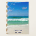 Agenda Fotografía de playa Personalizado de las olas del<br><div class="desc">Este fantástico planificador de la fotografía de playa 2025 es perfecto para un restaurante junto al mar o un bar frente a la playa para personalizares de clientes como recuerdo. Una hermosa fotografía de playa tomada en el destino ideal de vacaciones de Destin, Florida. Las hermosas aguas verdes de Sandestin...</div>
