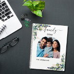 Agenda Fotografía familiar Eucalyptus greenery 2023<br><div class="desc">Personaliza y agrega tu propia foto familiar. Decorado con eucalipto y follaje de oro falso. Elegante fondo blanco. Añade tu apellido y año.</div>