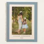 Agenda Fotografía personalizada simple y de diseño azul<br><div class="desc">Planee sus días,  semanas y meses con este sencillo y elegante planner azul polvoriento sin fecha que incluye su foto favorita y personalizado con su nombre. Gran idea de regalo.</div>
