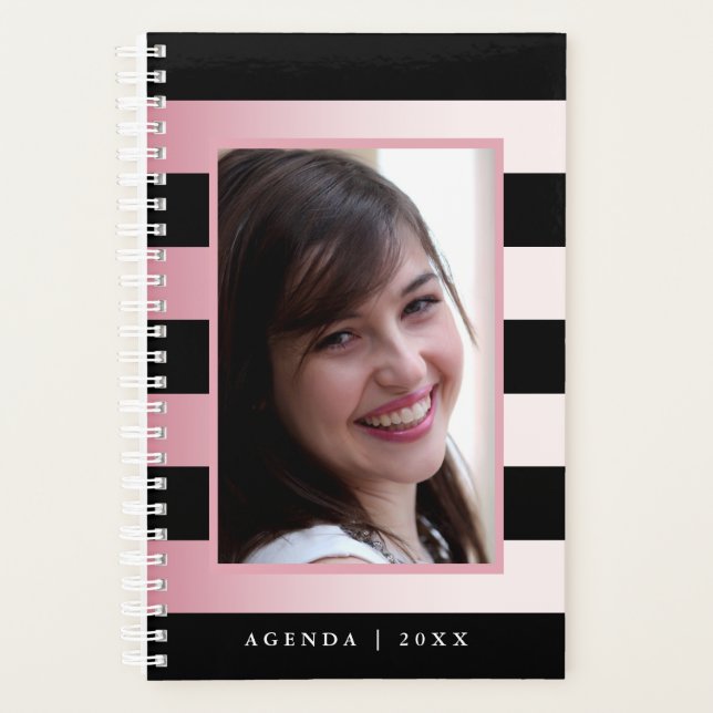 Agenda fotográfica de tonos rosa y negro (Anverso)