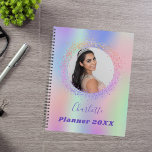 Agenda Fotos citas holográficas de color rosa morado<br><div class="desc">Un fondo holográfico de moda con colores pastel de unicornio y arcoiris en rosa,  violeta,  verde menta. Personalice y agregue una foto,  nombre y año. Letras de color púrpura.</div>