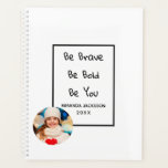 Agenda Fotos en blanco de citas motivacionales 2023<br><div class="desc">Un elegante fondo blanco. Un marco negro y la cita motivacional,  texto: Sé valiente,  sé audaz,  sé tú. Personaliza y agrega tu nombre,  año y una foto,  letras negras. Añade tu propia foto.</div>