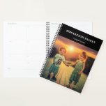 Agenda Fotos simples y modernas de la familia negra monog<br><div class="desc">Monograma moderno de fotografía familiar negra con el nombre de Planner. Puede personalizarlo y agregar sus propias fotos,  añadir su nombre y el año de texto.</div>