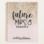 Agenda Futura Sra Boda Rubor Purpurina Rosa y Oro<br><div class="desc">Manténgase organizado con su planificación boda con este planificador personalizado con su futuro apellido.</div>