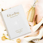 Agenda Futuro del guión de oro Sra. Wedding Planner<br><div class="desc">El diseño romántico presenta una flor floral suave en blanco, "futura señora", y las palabras "planes Bodas" en un guión de tipografía de oro contra un fondo blanco texturado. Personalizar fácilmente sus nombres y fecha de elección. La idea de regalo perfecta para que la futura novia organice todas sus necesidades...</div>
