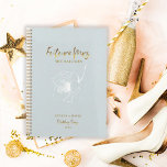 Agenda Futuro del guión dorado Sra. Rubor Blue<br><div class="desc">El diseño romántico presenta una flor floral suave en blanco, "Future Mrs.", y las palabras "Plans Boda" en un guión de tipografía de oro contra un polvoriento fondo texturado azul polvoriento. Personalizar fácilmente sus nombres y fecha de elección. La idea de regalo perfecta para que la futura novia organice todas...</div>