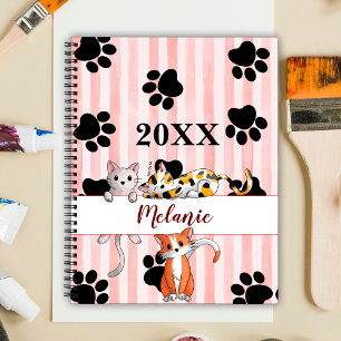 Agenda Gatitos con fondo de rayas rojas y huellas persona