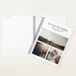Agenda Genevieve Boda moderno foto en blanco y negro<br><div class="desc">Moderno planificador con un diseño sencillo y mínimo en blanco y negro con un collage de fotos de tres de tus fotos bodas favoritas. Arriba están sus nombres en un guión elegante junto con los detalles de su boda. La parte posterior tiene una foto vertical de tamaño completo.</div>