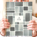 Agenda Geométrico de acuarela gris 2025 Monograma<br><div class="desc">Organización de abrazos con este moderno y artístico planificador con un patrón geométrico único con rectángulos de acuarela gris. Personalízalo con tu monograma para un toque sofisticado. Este planificador es perfecto para realizar un seguimiento de las citas, tareas pendientes y todas sus fechas importantes durante el 2025. Con su diseño...</div>