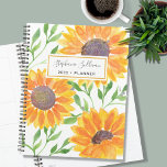 Agenda Girasol personalizado 2023<br><div class="desc">Este único Planner está decorado con girasoles color agua amarillo y hojas verdes sobre un fondo blanco. Personalizable fácil con tu nombre y año. Porque creamos nuestra obra de arte no encontrarás esta imagen exacta de otros diseñadores. Acuarela original © Michele Davies.</div>