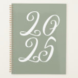 Agenda Girly sage green personalizado lindo guión año<br><div class="desc">La tipografía del año de la escritura personalizado verde y blanco Girly sage tipografía elegante y elegante Planner. Personalizable completo de texto de guión blanco, color verde claro fondo plano. Puede personalizarlo con sus iniciales, monograma, año, etc, o simplemente borrar el texto, y dejar el color liso rosa y sólido....</div>