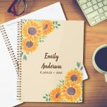 Agenda Giros personalizados<br><div class="desc">¡Los girasoles traen alegría! Este Planner de bonito está decorado con girasol acuático y follaje verde sobre un suave fondo beige. El texto está en marrón oscuro. Puede personalizarlo agregando su nombre y cambiando el año. Acuarela original © Michele Davies.</div>